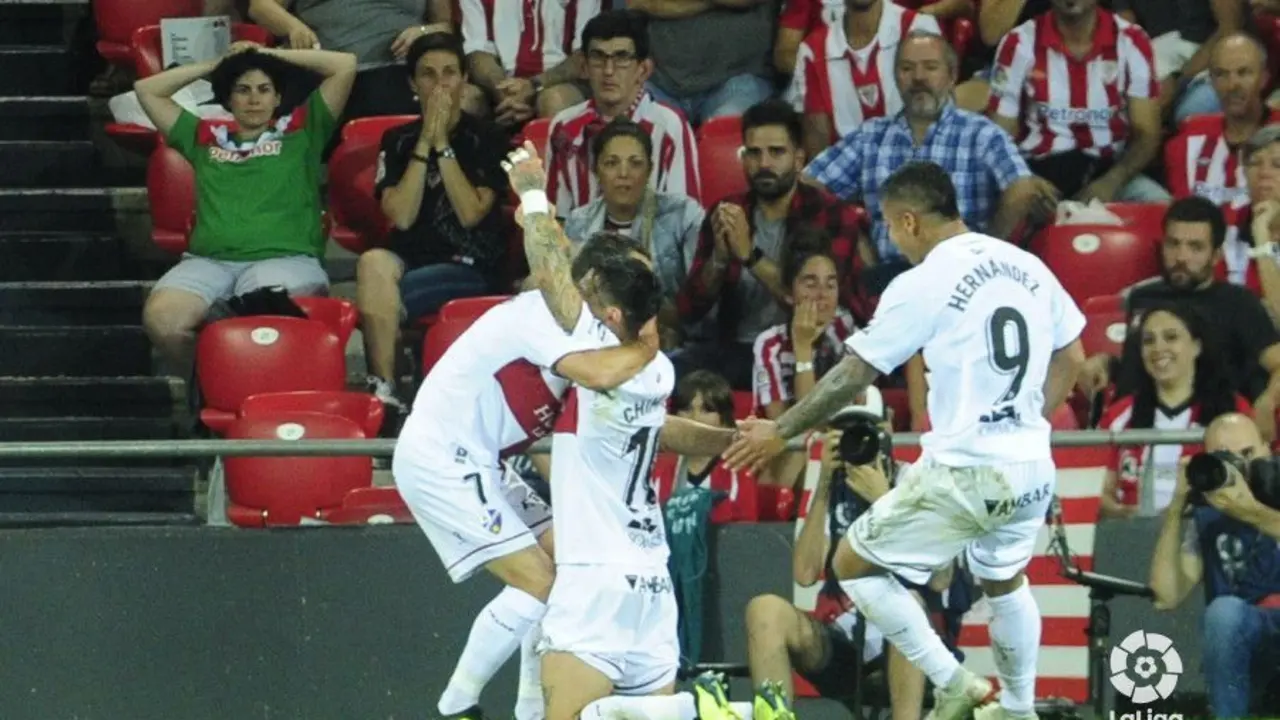 Chimy &Aacute;vila celebra el gol del empate del Huesca en San Mam&eacute;s | Foto: La Liga.