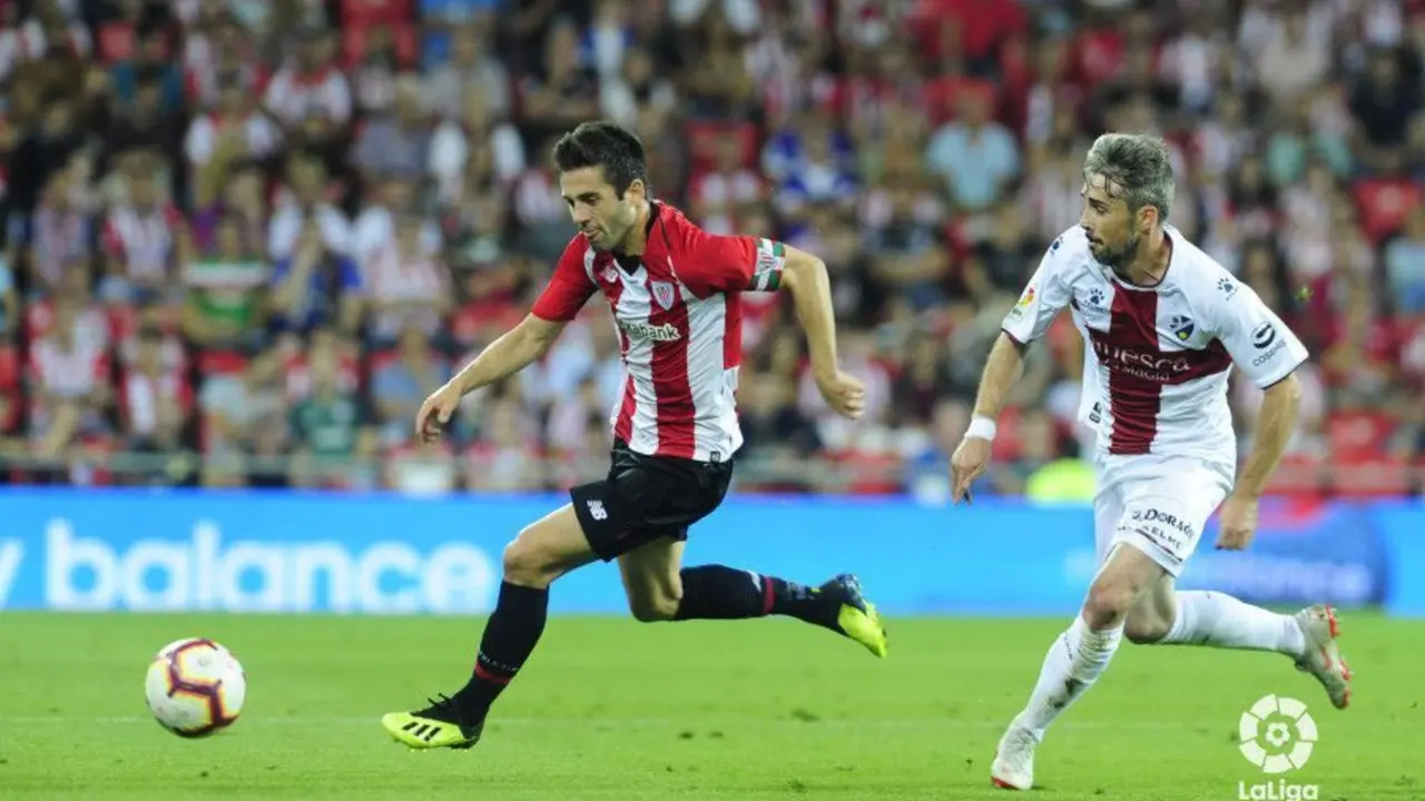 Susaeta conduce un bal&oacute;n perseguido por Luisinho | Foto: LFP