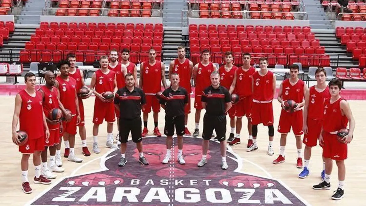 La plantilla y cuerpo t&eacute;cnico de la temporada 18/19. Foto: Basket Zaragoza