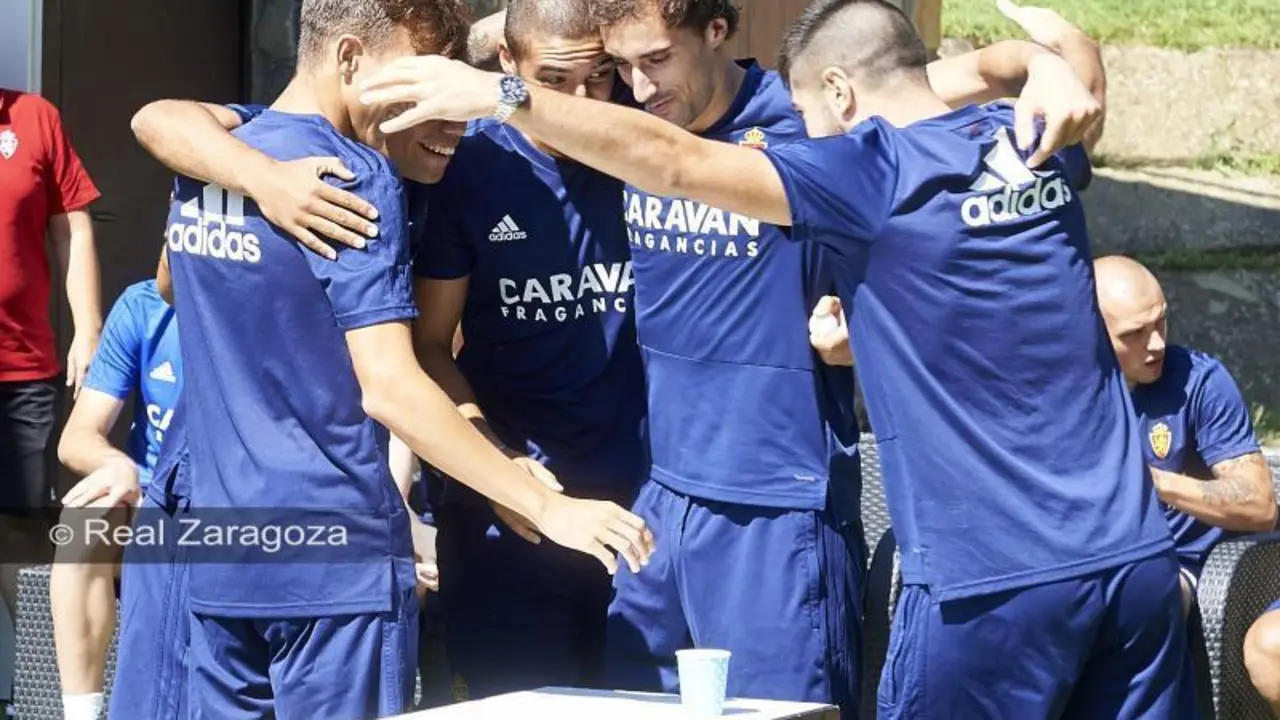 La plantilla del Real Zaragoza hace pi&ntilde;a en Bolta&ntilde;a. | Foto: Tino Gil, Real Zaragoza