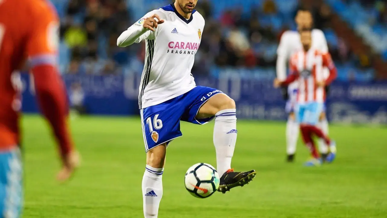 Eguaras controla un bal&oacute;n. | Foto: Tino Gil, Real Zaragoza