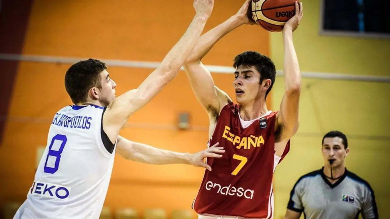 Diego De Blas en una acci&oacute;n durante el Europeo sub18 de este verano | Foto: FIBA