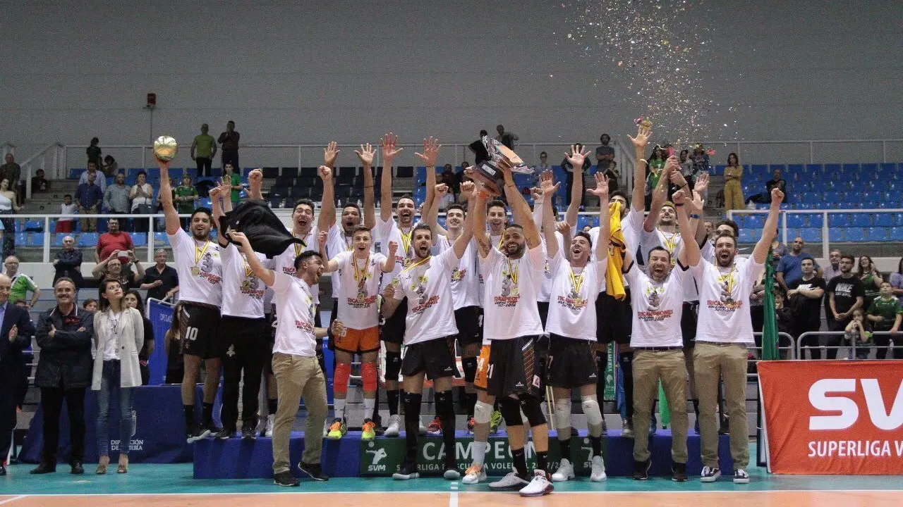 El Club Voleibol Teruel celebrando la consecuci&oacute;n del t&iacute;tulo de liga y, por consiguiente, el triplete | Foto: Real Federaci&oacute;n Espa&ntilde;ola de Voleibol