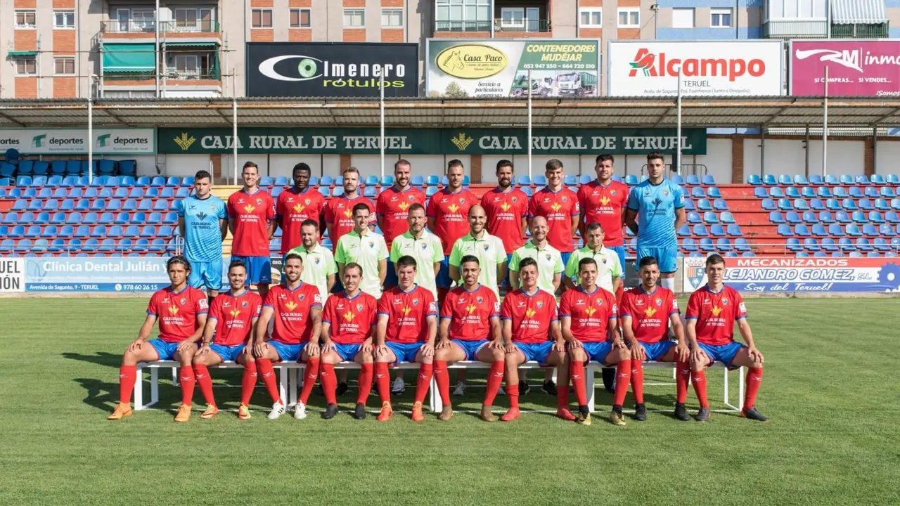 La plantilla y cuerpo t&eacute;cnico del CD Teruel el d&iacute;a de la presentaci&oacute;n del equipo, cuando a&uacute;n faltaban por llegar varios fichajes | Foto: CD Teruel