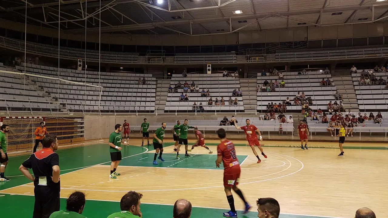 Alberto Val pasa la redonda en un ataque del Bada Huesca contra el Puerto Sagunto. Foto: BM Huesca