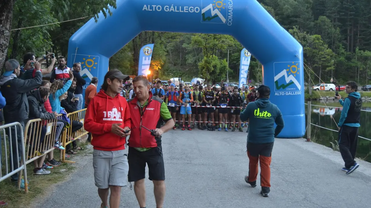 &Oacute;scar P&eacute;rez, uno de los principales responsables del Trail Valle de Tena, conversa con el &aacute;rbitro Fedme Ram&oacute;n Malcorra. Foto: Sportaragon