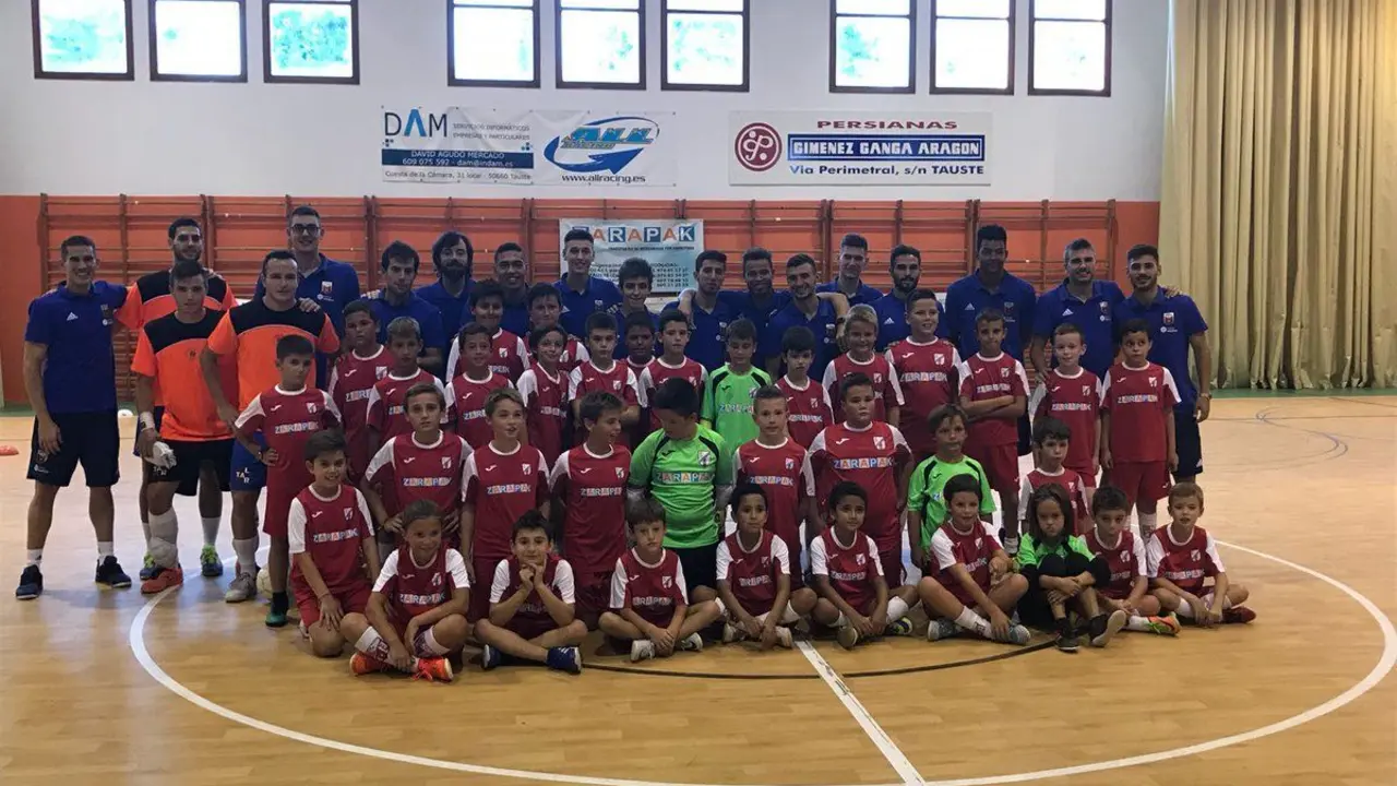 Los jugadores junto a los ni&ntilde;os participantes en el cl&iacute;nic. Foto: AD Sala 10