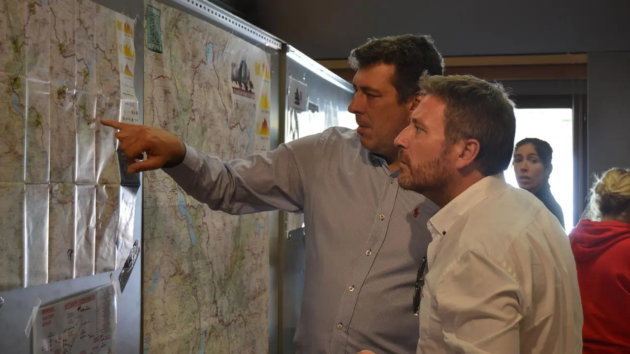 El consejero Soro atiende las explicaciones del alcalde de Panticosa sobre el recorrido del trail Valle de Tena. Foto: Sportaragon