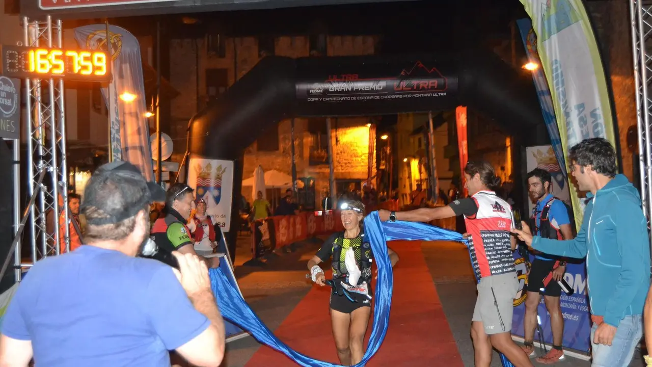 Marta Vidal entra en la meta de Panticosa que le ha dado el campeonato de Arag&oacute;n de ultra trail. Foto: Sportaragon.