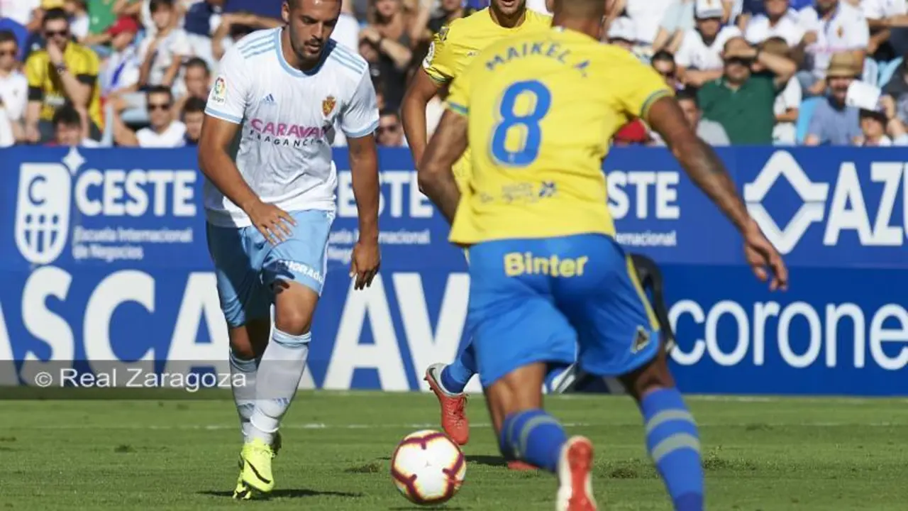 Verdasca conduce el bal&oacute;n en el partido ante Las Palmas. | Foto: Tino Gil, Real Zaragoza