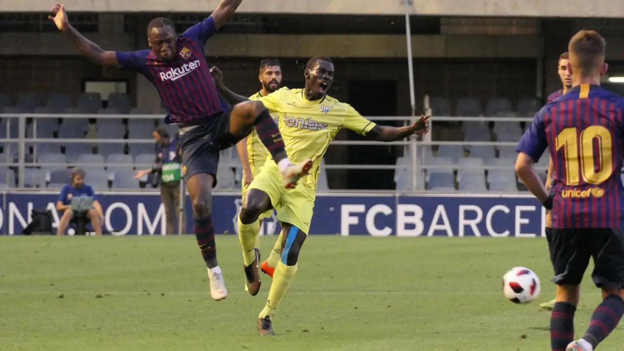 Imagen de una de las jugadas entre el Bar&ccedil;a B y el Ejea | Foto: SD Ejea
