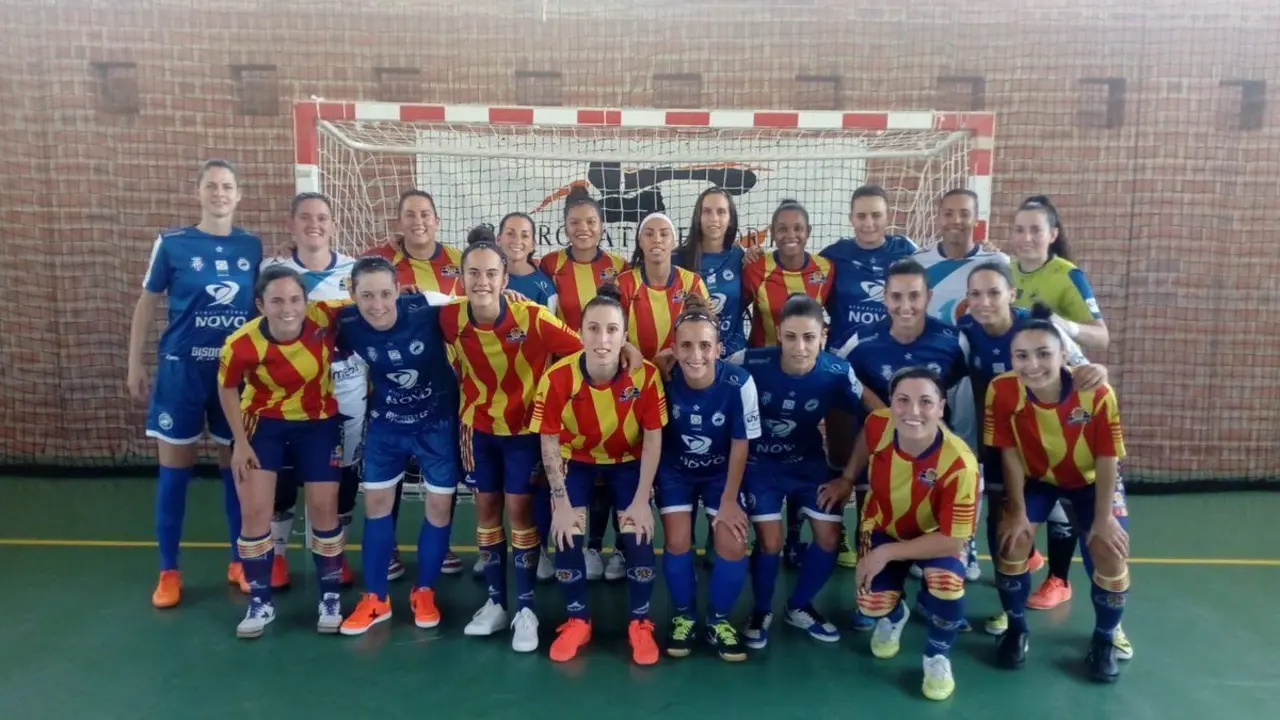 Tras el partido, ambos equipos se hac&iacute;an la foto de familia. Foto: Sala Zaragoza