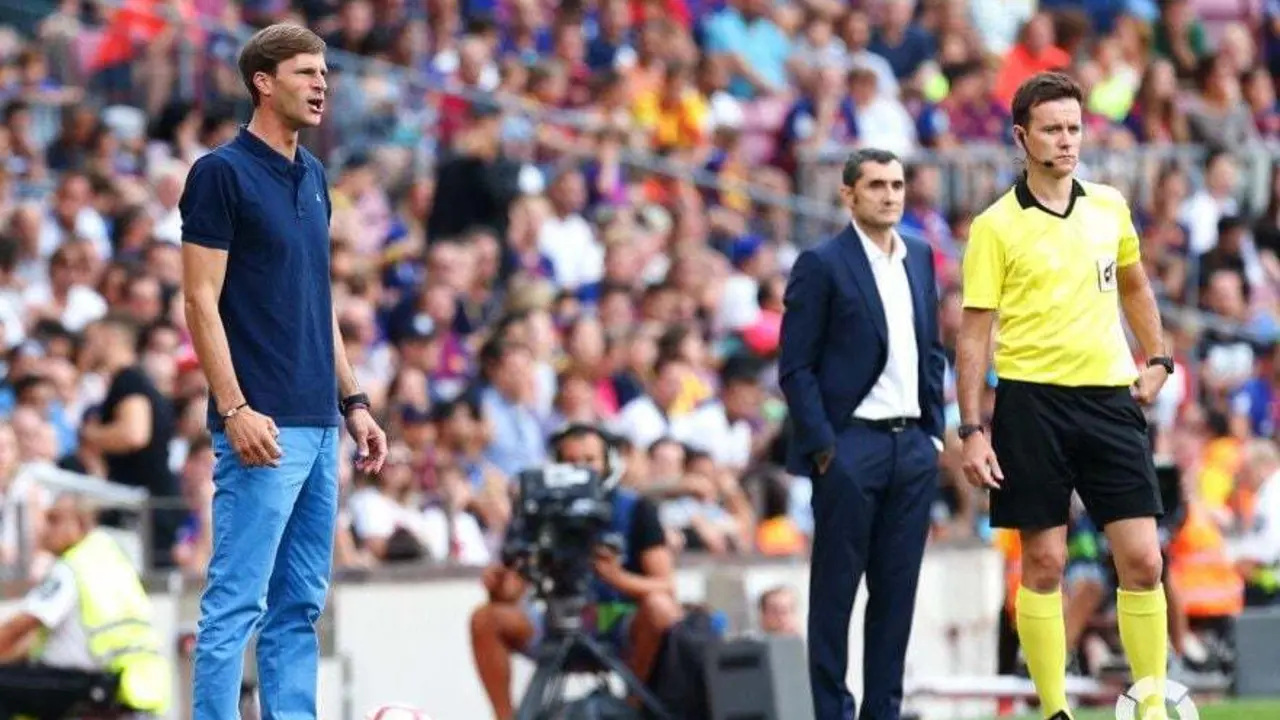 Leo Franco (izda), en la banda del Camp Nou dirigiendo a su equipo con Valverde al fondo | Foto: LFP