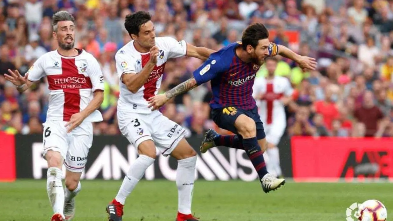 Etxeita intenta parar a Messi en el Camp Nou | Foto: LaLiga