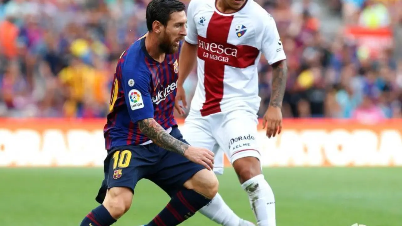 'Cucho' Hernandez persiguiendo a Leo Messi en el partido de ida. El astro argentino no estar&aacute; en El Alcoraz.| Foto: LFP