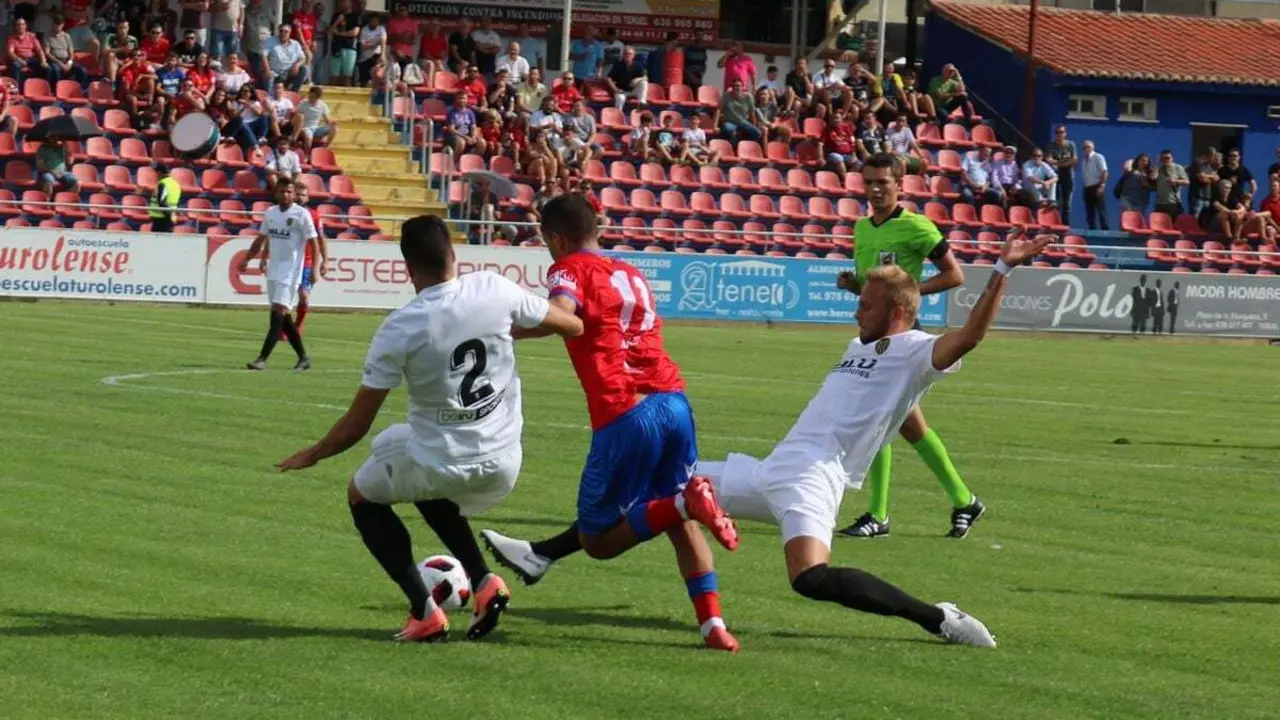 El CD Teruel y el Valencia Mestalla durante el encuentro de la primera vuelta liguera | Foto: Juan Corellano