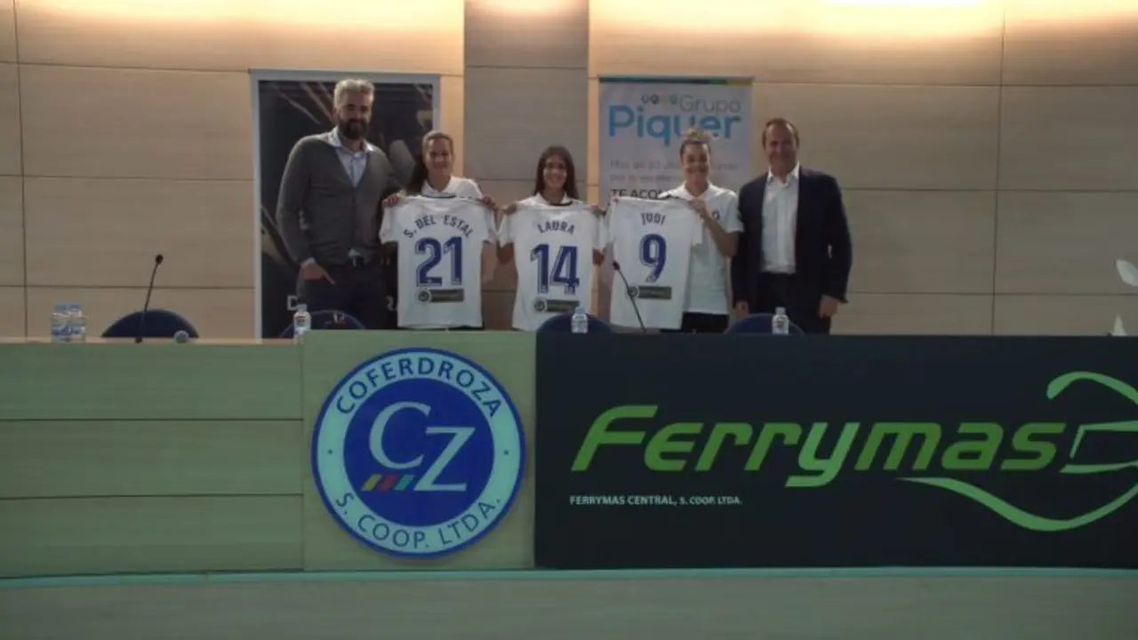 las tres nuevas jugadoras del Zaragoza CFF han sido presentadas en el patrocinio con Coferdroza. Foto: Zaragoza CFF