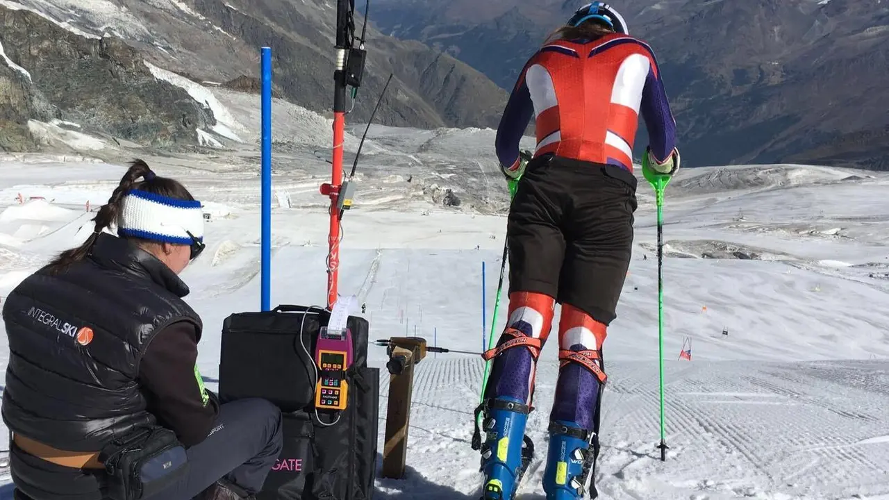 Estudiantes becadas haciendo pr&aacute;cticas en la Casa Espa&ntilde;a de Saas Fee (Suiza) en 2016. Foto: Rfedi-spainsnow