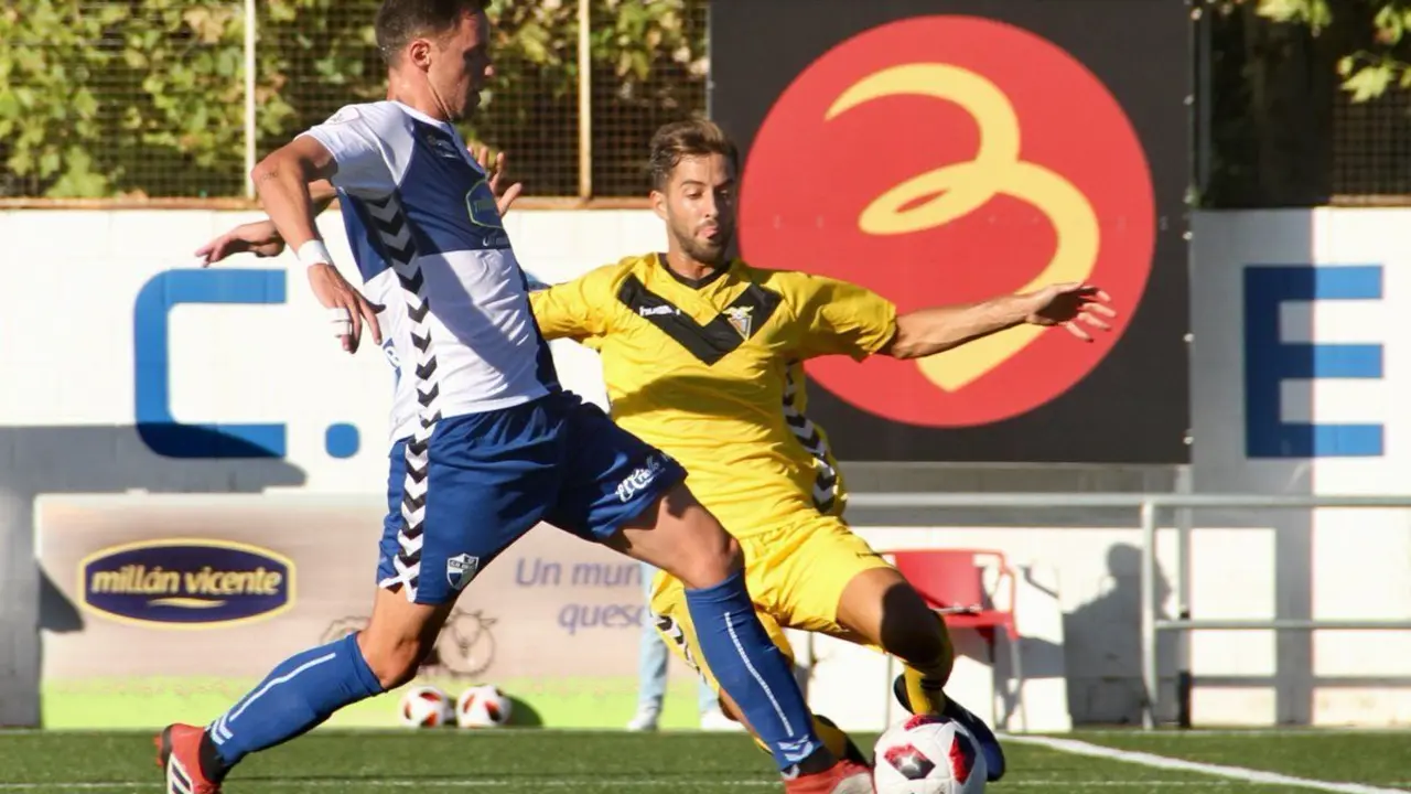 Jugadores de Ebro y Badalona luchando por un bal&oacute;n. | Foto: CD Ebro