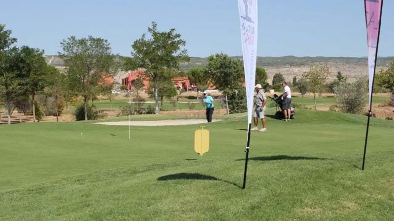 Un jugador busca embocar saliendo desde el bunker en uno de los hoyos del Golf Augusta de Calatayud. Foto: Augusta Calatayud