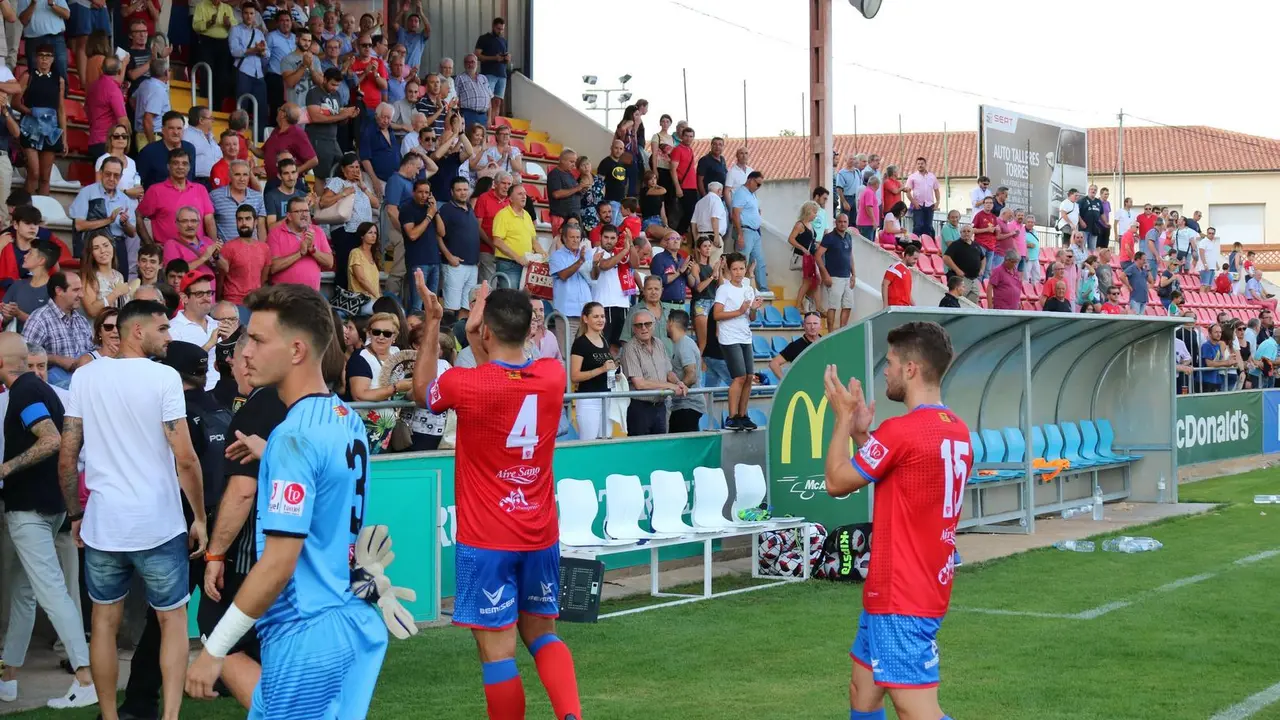 Los jugadores del CD Teruel despidi&eacute;ndose de la afici&oacute;n tras una de sus victorias | Foto: Juan Corellano