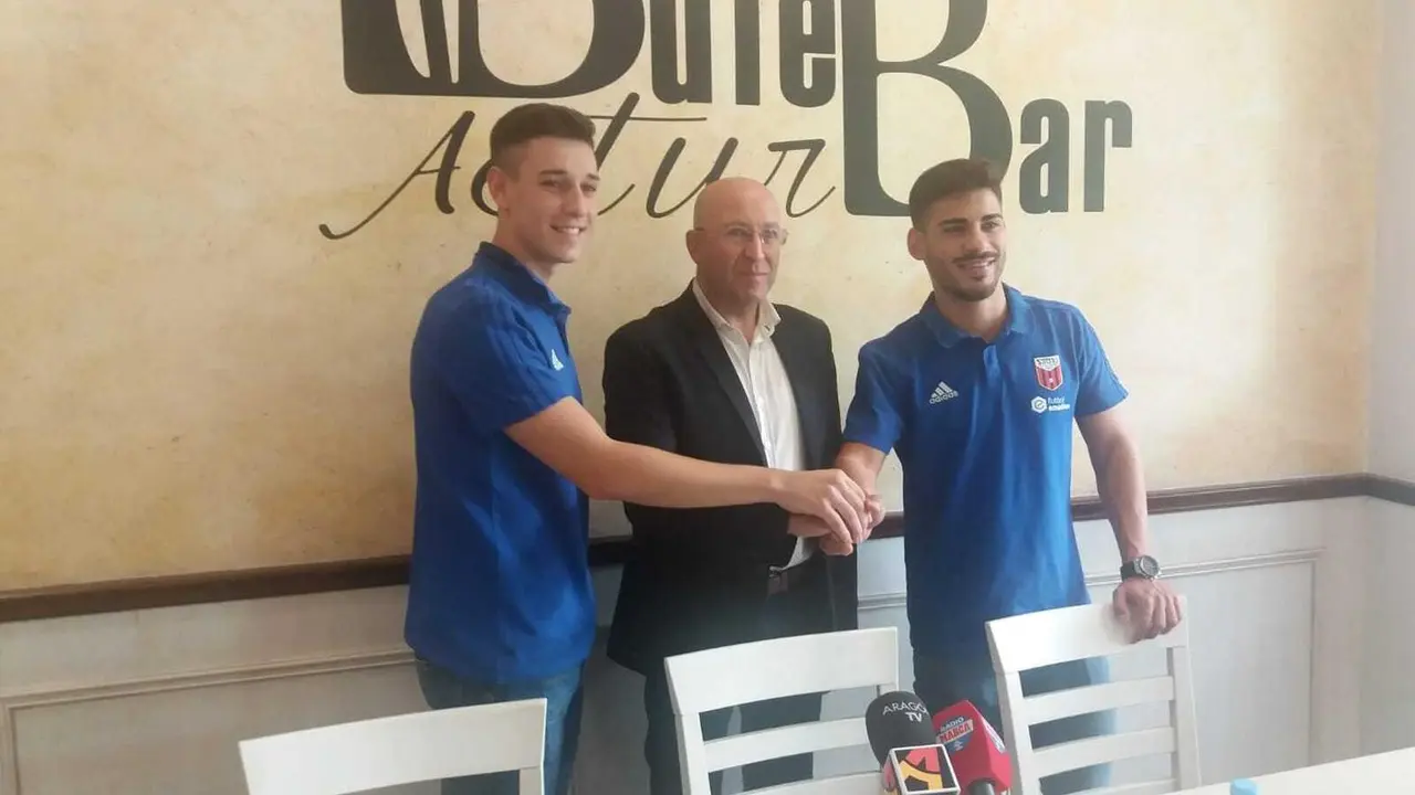 Esteban Cejudo (izq) y David Yera (dcha) posan junto al presidente Jos&eacute; Ram&oacute;n Moreno
