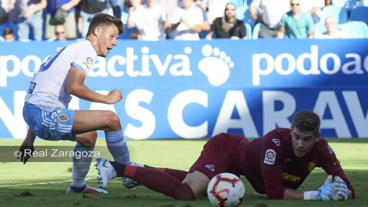 Gual estuvo a punto de marcar antes Las Palmas. | Foto: Tino Gil, Real Zaragoza