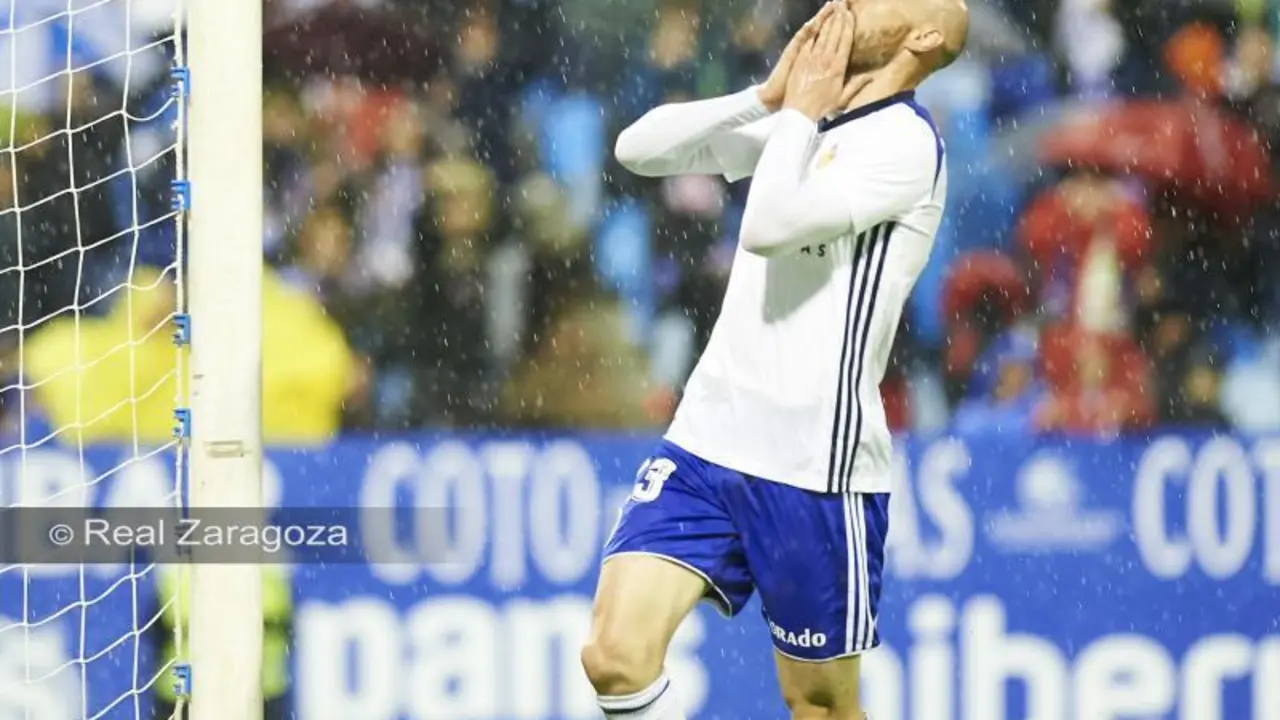 Toquero en el derbi Real Zaragoza &ndash; SD Huesca de la temporada pasada. | Foto: Tino Gil, Real Zaragoza