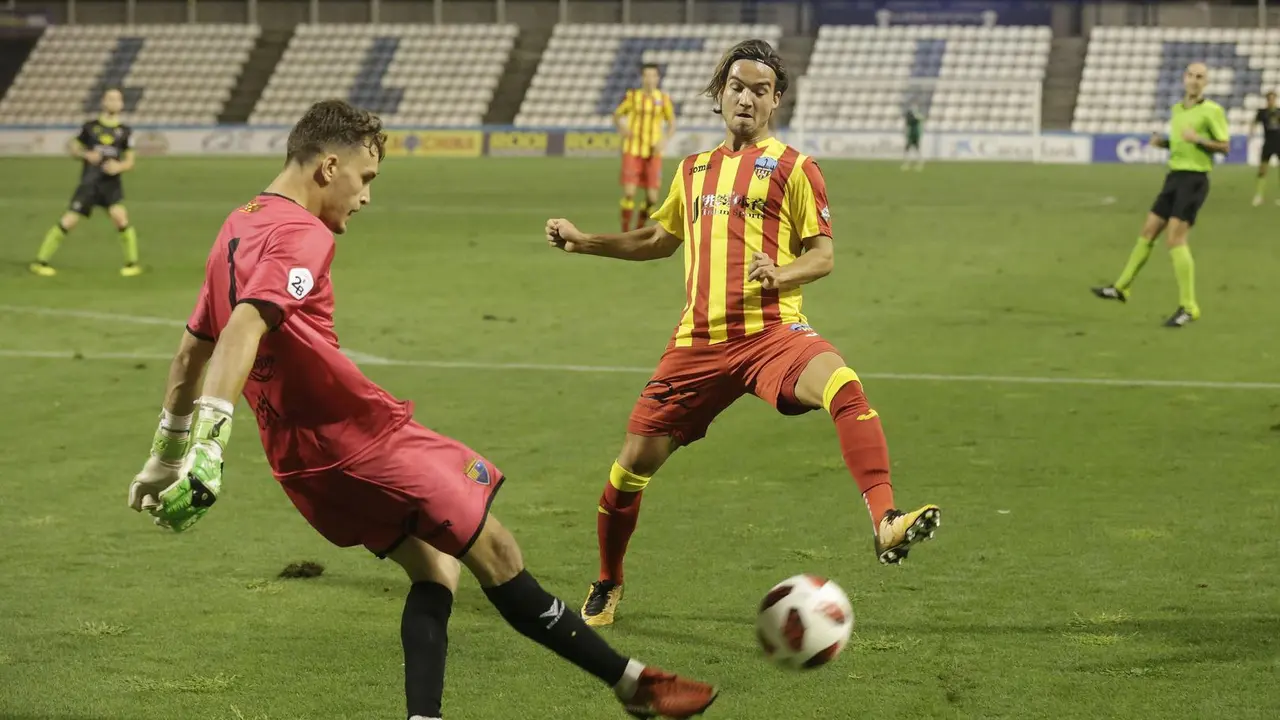El portero Juanma Conesa despeja el bal&oacute;n ante la presi&oacute;n del Lleida | Foto: &Ograve;scar Mir&oacute;n/Segre