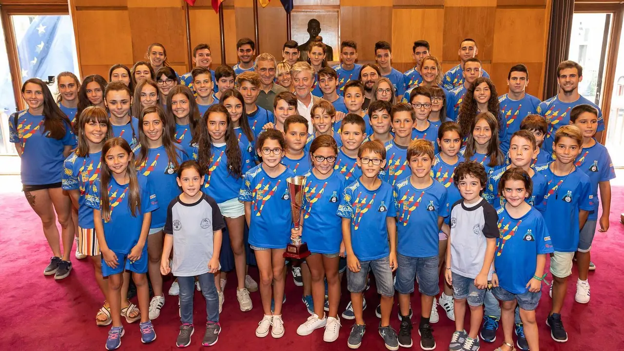 Nadadores del CADAS en el Ayuntamiento de Zaragoza. | Foto: Ayuntamiento de Zaragoza