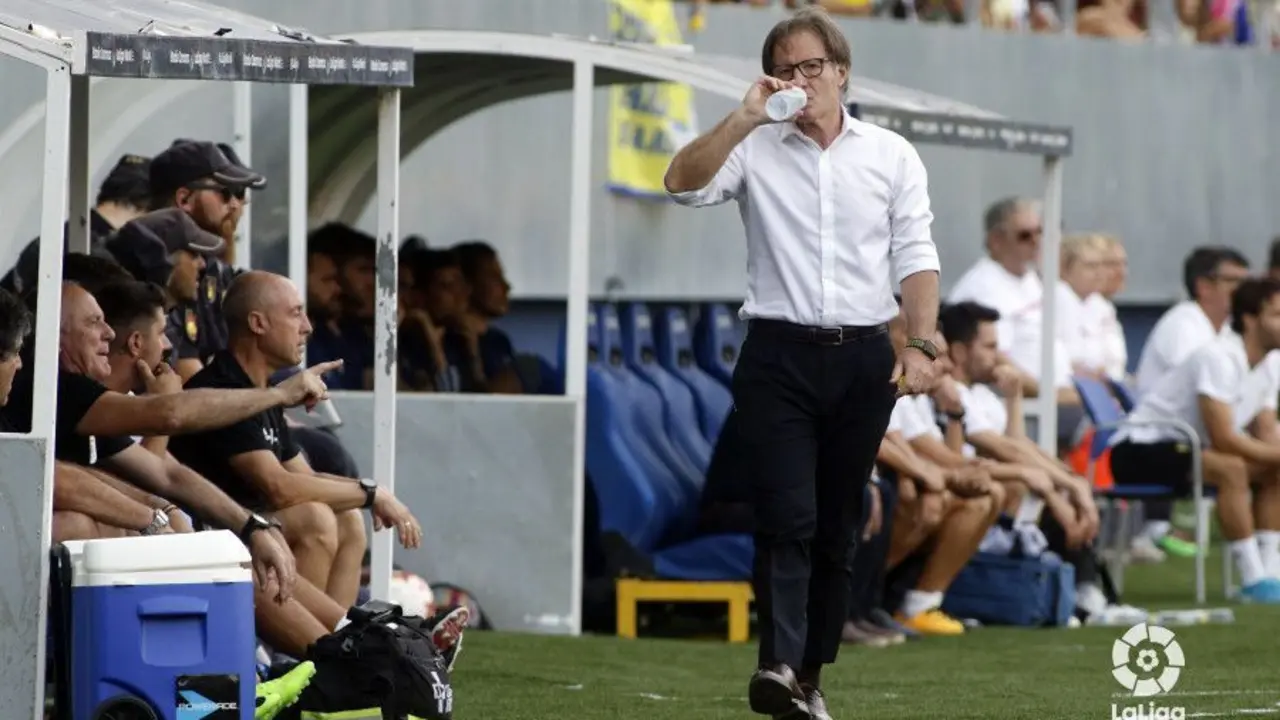 Anquela en la banda durante el partido C&aacute;diz - Oviedo. | Foto: La Liga