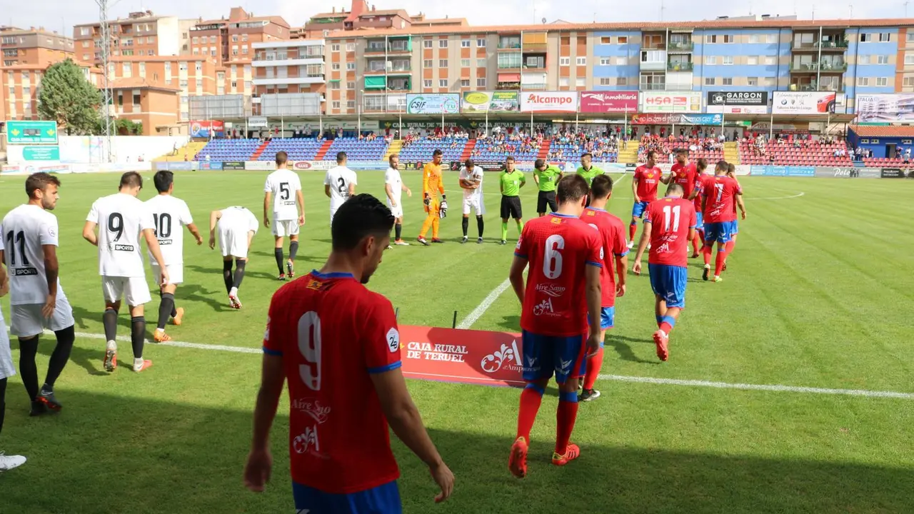 Los jugadores del CD Teruel y el Valencia Mestalla saliendo al campo en la segunda jornada de liga | Foto: Juan Corellano