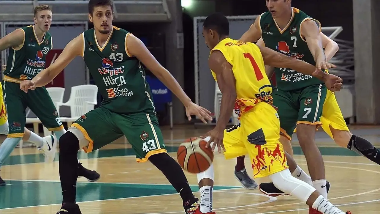 Karahodzic y De Blas persionan al rival en el &uacute;ltimo cuarto | Foto: C.Pascual