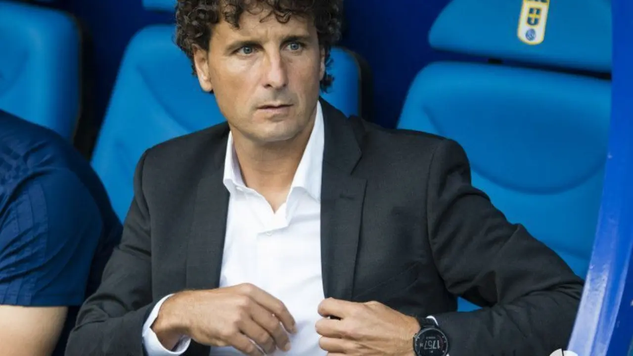 Idiakez en el banquillo del Carlos Tartiere. | Foto: La Liga