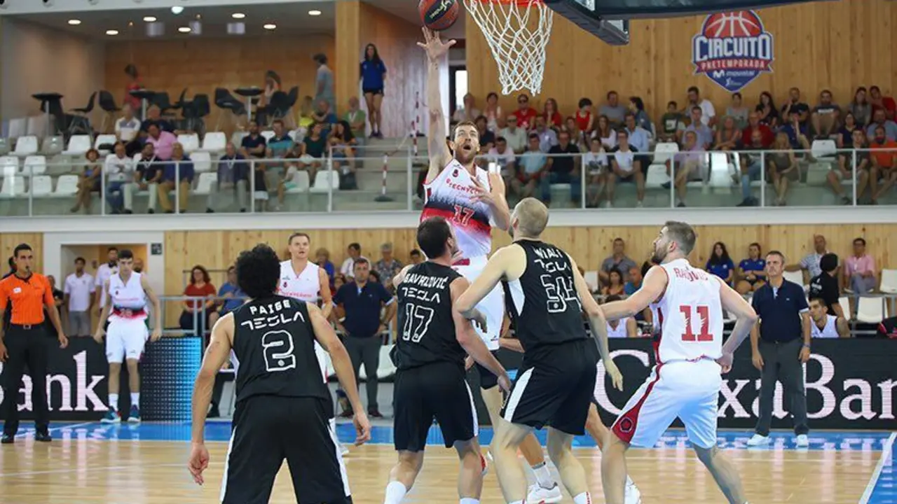 Fran V&aacute;zquez ha vuelto a demostrar su poder&iacute;o en las alturas. Foto: Basket Zaragoza