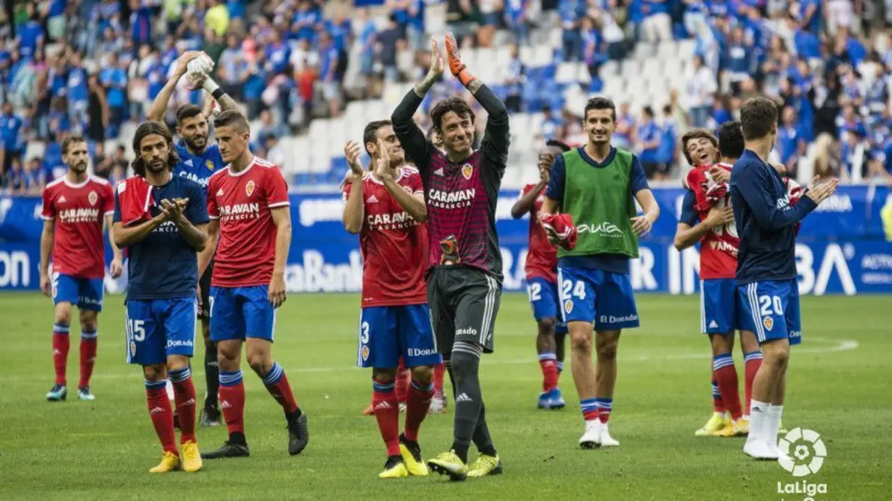 Los jugadores del Real Zaragoza aplauden a su afici&oacute;n al terminar el encuentro. | Foto: La Liga