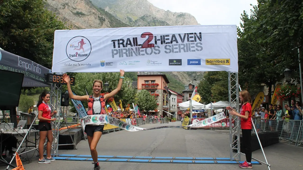 Georgina Lechuga entra en la meta de Benasque tras algo m&aacute;s de siete horas de carrera. Foto: Trail 2 Heaven
