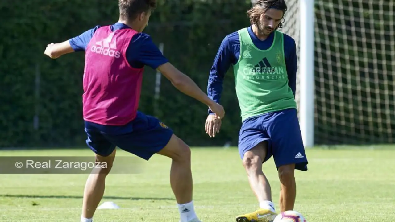 Buff entrena con el Real Zaragoza. | Foto: Tino Gil, Real Zaragoza