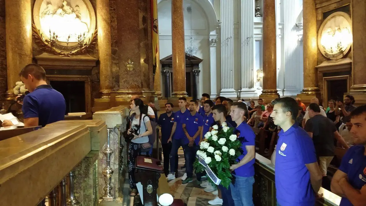 Ofrenda a la Virgen en la Bas&iacute;lica del Pilar. Foto: AD Sala 10