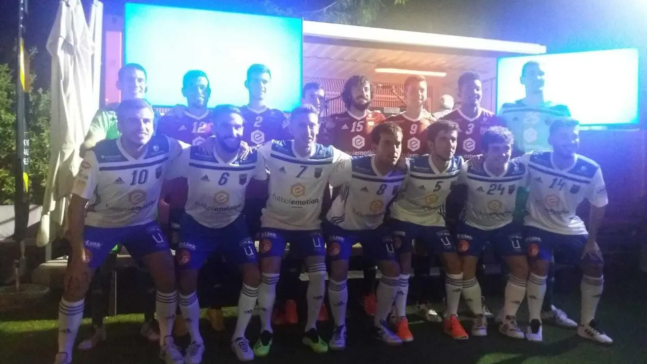 La plantilla posa al completo con sus nuevas camisetas