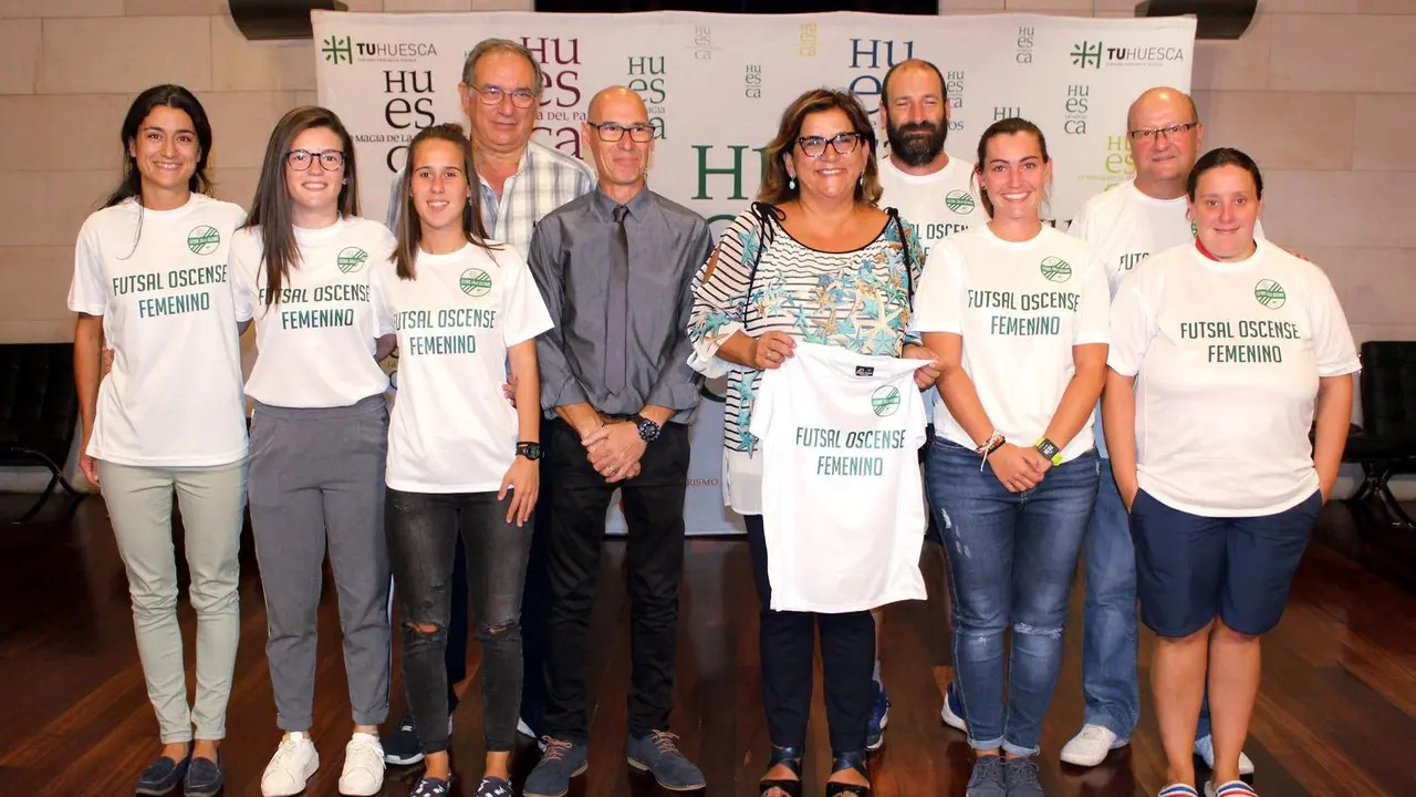 Recepci&oacute;n en la DPH a jugadoras y directivos del club monegrino que se traslada a Huesca. Foto: DPH