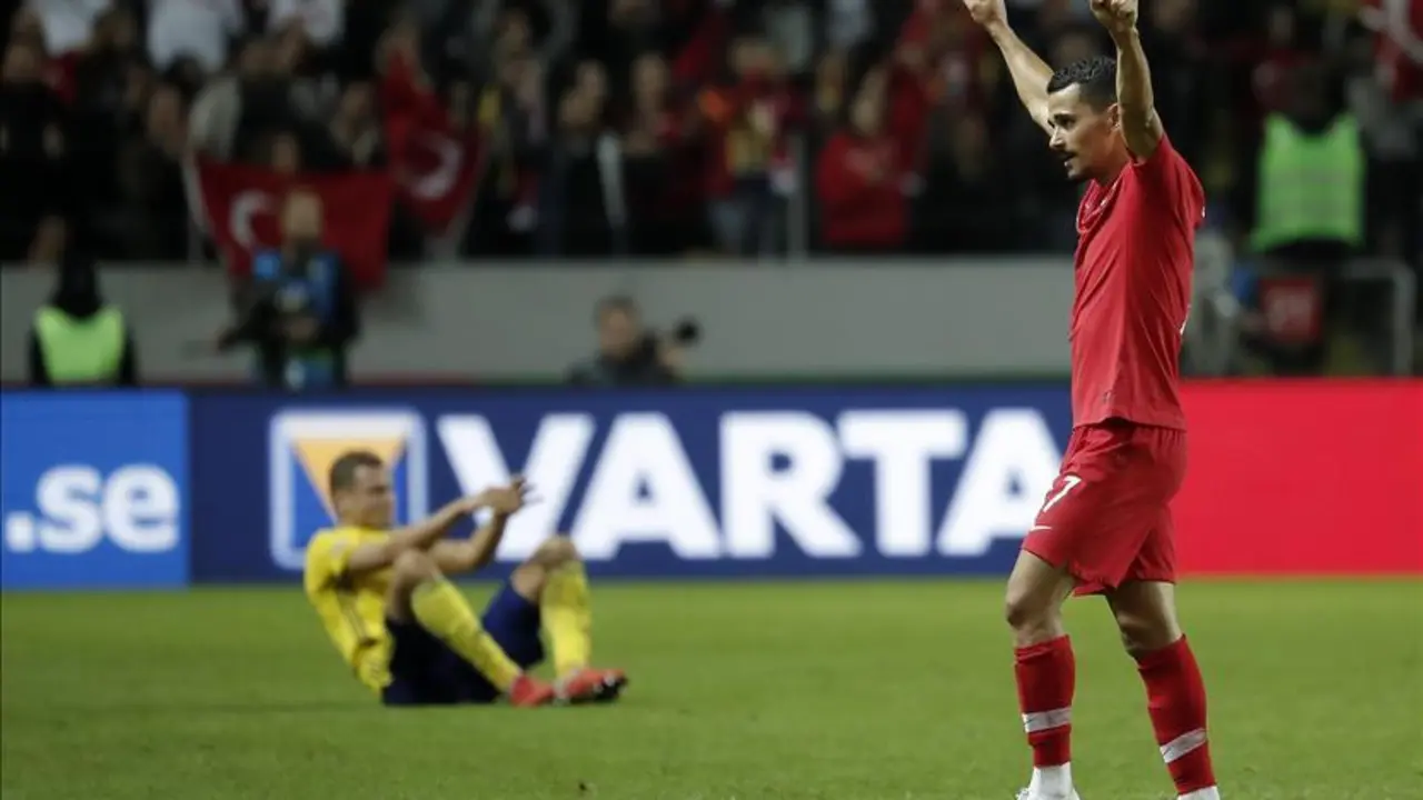 G&uuml;rler celebra un gol en el partido contra Suecia | Foto: Anadolu Agency