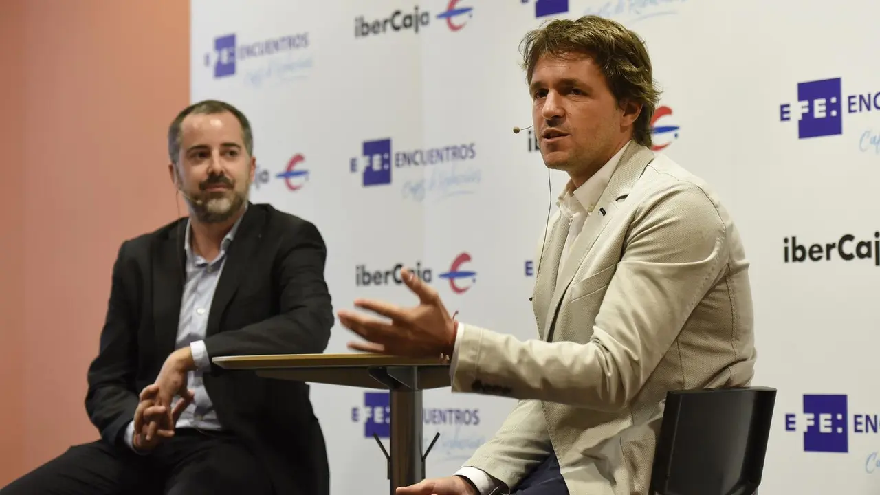 El delegado de la agencia EFE en Arag&oacute;n &Aacute;ngel Alonso con el director general de la Sociedad Deportiva Huesca de f&uacute;tbol Jos&eacute; Luis Ortas en el Palacio de Villahermosa de Huesca dentro de la jornada organizada por la Agencia EFE "encuentros de redacci&oacute;n". Foto: Efe