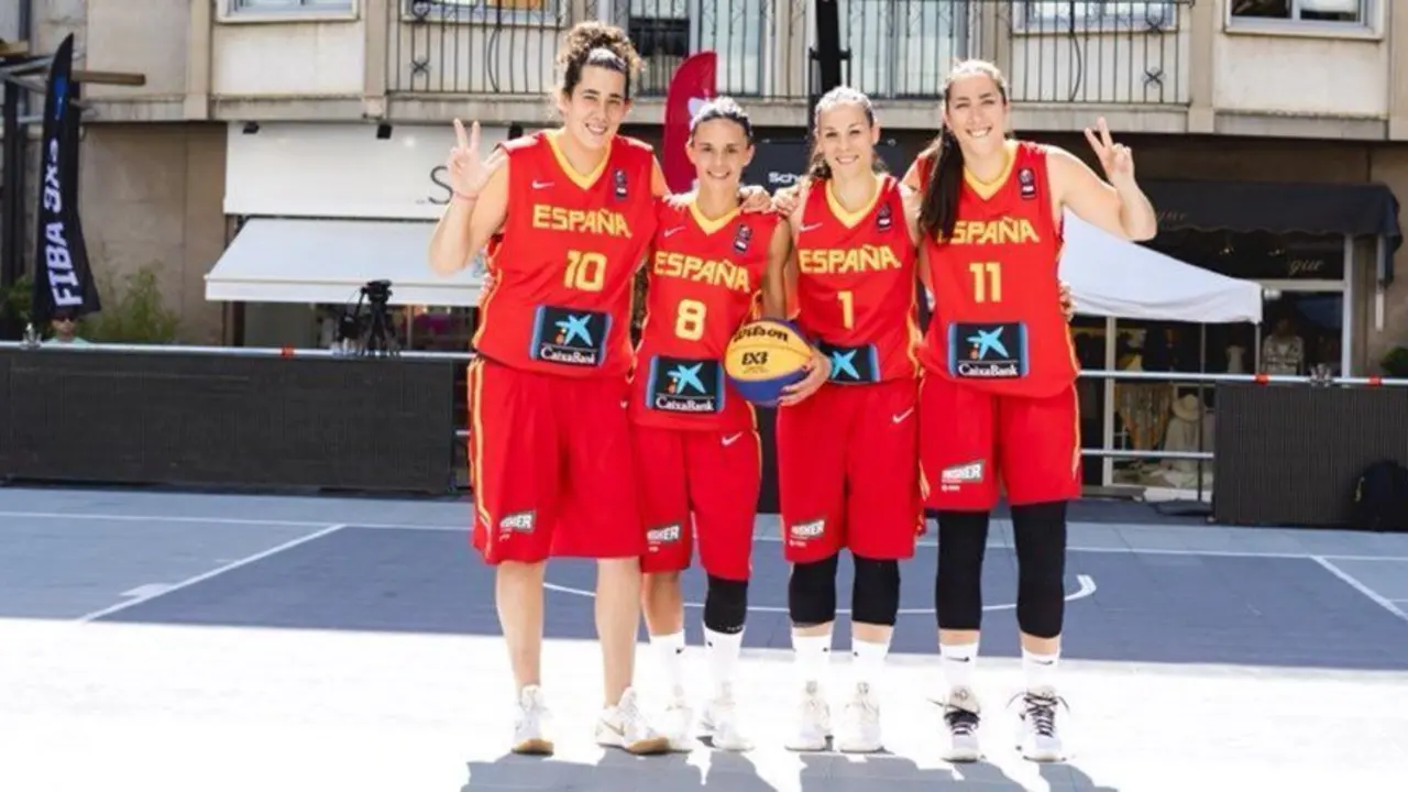 Vega Gimeno, a la derecha, con la camiseta de Espa&ntilde;a. Foto: FEB