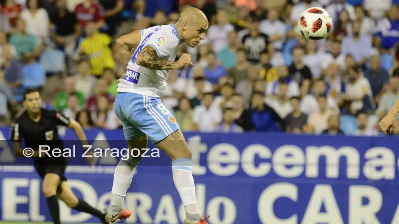 Pombo remata de cabeza ante el Deportivo. | Foto: Tino Gil, Real Zaragoza
