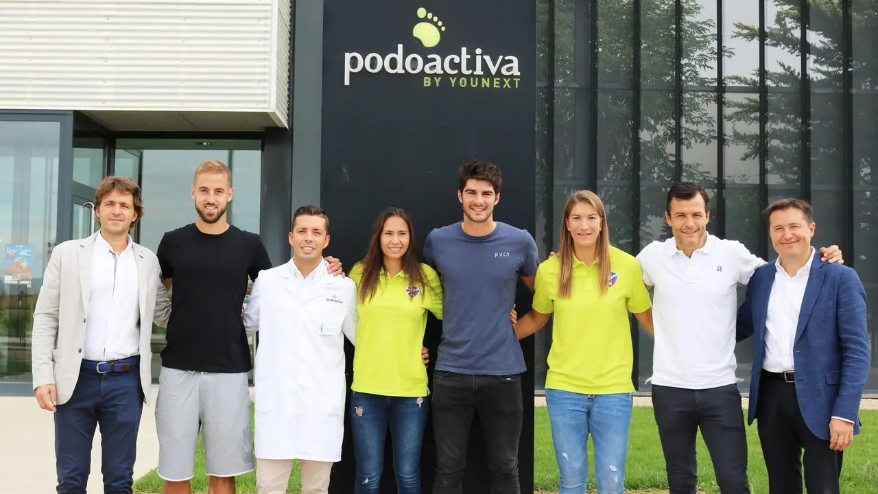 La delegaci&oacute;n de la SD Huesca y podoactiva junto a la sede de Podoactiva en Huesca | Foto: Podoactiva 