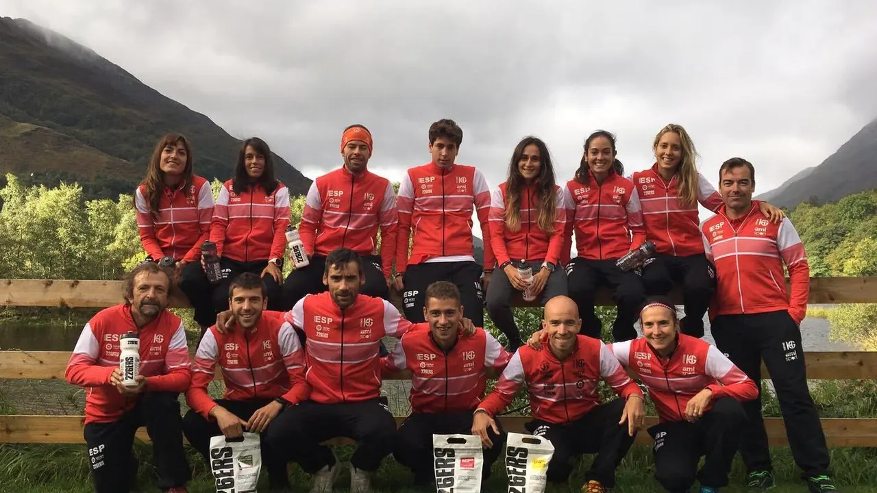 Luis Alberto Hernando y Dani Osanz, agachados en el centro de la imagen, con el resto de la selecci&oacute;n espa&ntilde;ola en Escocia.