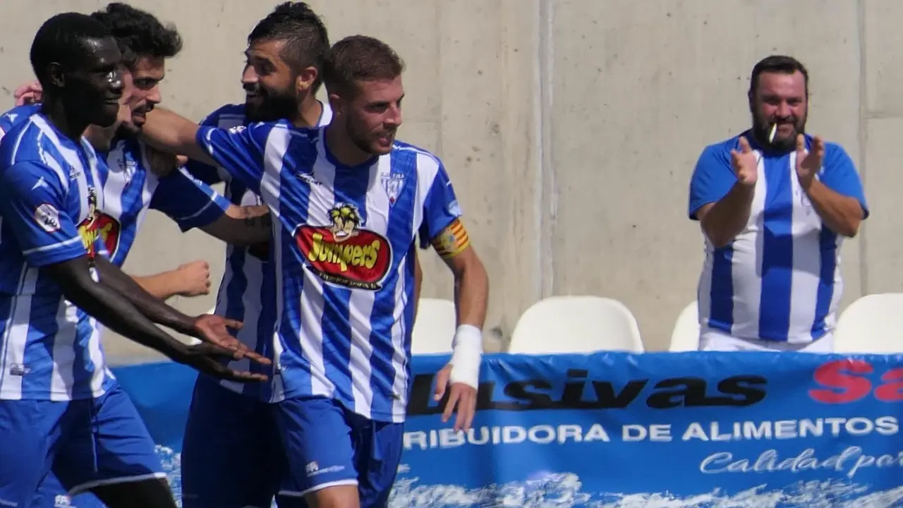 Ram&oacute;n L&oacute;pez, rodeado de sus compa&ntilde;eros, en un partido del Ejea. | Foto: SD Ejea
