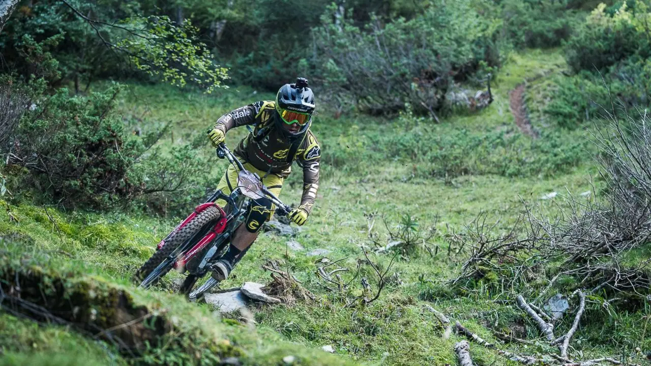 Jerome Clementz, en un vertiginoso descenso de la Trans-Nomad 2018. Foto: Kike Abelleira