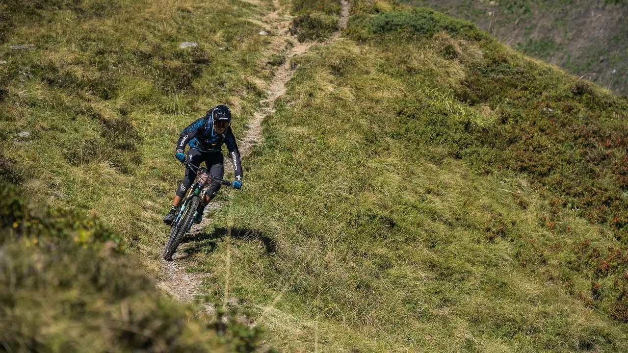 Tomi Misserr, en un descenso de la Trans-Nomad. Foto: Kike Abelleira